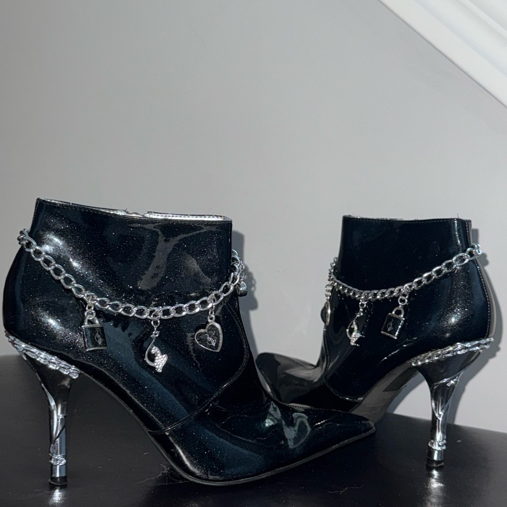 Vintage Baby Phat Glossy Black Ankle Boots w/ Silver Charm Chain Mint Condition - Picture 2 of 6